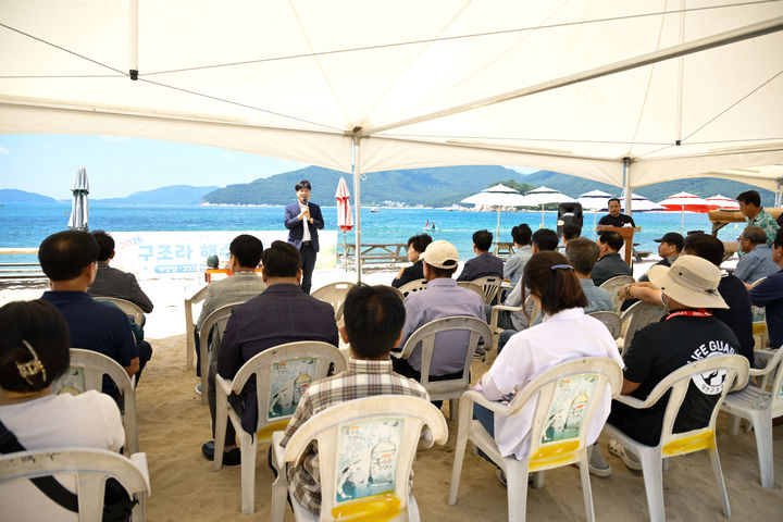 [거제=뉴시스] 신정철 기자= 거제시는 지난 5일 오전 11시, 일운면 구조라해수욕장에서 마을운영위원회 주관으로 ‘2025년 해수욕장 안전 기원제 및 개장식’을 개최하고 본격적인 여름철 해수욕장 운영의 시작을 알렸다.사진은 변광용 시장이 시의원, 지역주민, 관광객 등이 참석한 가운데 축사를 통해 “안전과 질서, 편의가 조화를 이루는 해수욕장 운영을 통해 다시 찾고 싶은 거제를 만들겠다”고 말했다.(사진=거제시 제공). 2025.07.07. photo@newsis.com *재판매 및 DB 금지