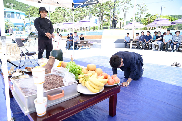 [거제=뉴시스] 신정철 기자= 거제시는 지난 5일 오전 10시 일운면 와현모래숲해변에서 마을운영위원회 주관으로 ‘2025년 해수욕장 안전 기원제 및 개장식’을 개최하고 본격적인 여름철 해수욕장 운영의 시작을 알렸다.사진은 변광용 시장이 시의원, 지역주민, 관광객 등이 참석한 가운데 무사고 운영과 안전한 물놀이 환경을 기원하는 제례를 올리고 있다.(사진=거제시 제공). 2025.07.07. photo@newsis.com *재판매 및 DB 금지