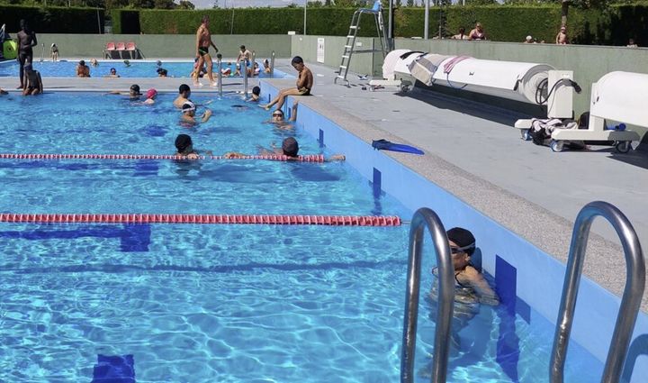 [서울=뉴시스] 스위스의 한 수영장이 무례하고 몰상식한 행동을 이유로 사실상 프랑스인의 출입을 제한해 논란이 일고 있다.. (사진=르파리지앵 갈무리) 2025.07.07 *재판매 및 DB 금지