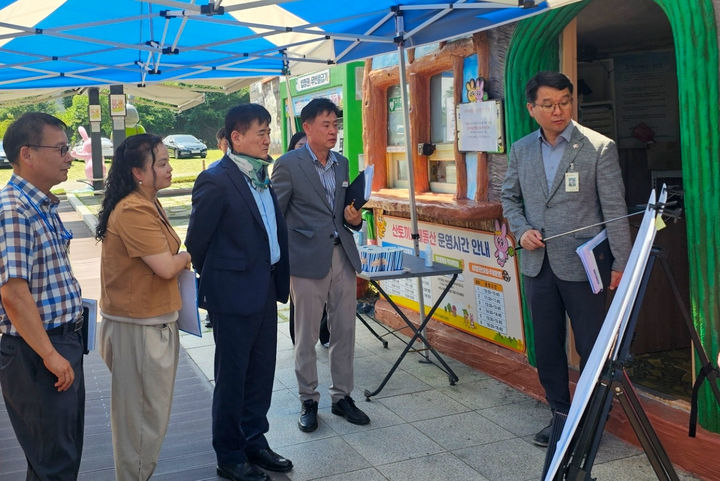 [창녕=뉴시스] 심상철 부군수 취임 이후 군 역점사업 현장인 산토끼노래동산 현장점검을 하고 있다. (사진=창녕군 제공) 2025.07.07. photo@newsis.com *재판매 및 DB 금지