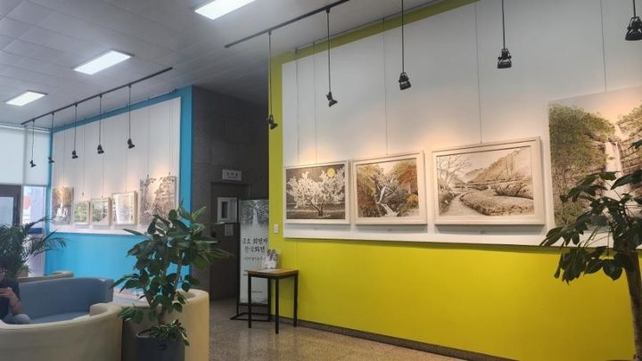 [울산=뉴시스] 구미현 기자 = 울산시교육청은 소속 도서관들이 7월 한달간 지역 주민과 방문객들을 위한 다양한 전시회를 연다고 7일 밝혔다. 사진은 남부도서관 전시 모습 (울산시교육청 제공) photo@newsis.com *재판매 및 DB 금지