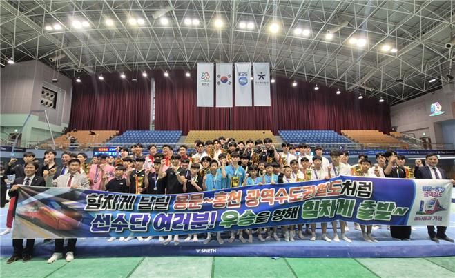 [서울=뉴시스] 지난 4일부터 6일까지 강원 홍천의 홍천종합체육관에서 열린 제50회 KBS배 전국기계체조대회에 참여한 선수들이 기념사진을 찍고 있다. (사진=대한체조협회 제공) 2025.07.07. photo@newsis.com *재판매 및 DB 금지