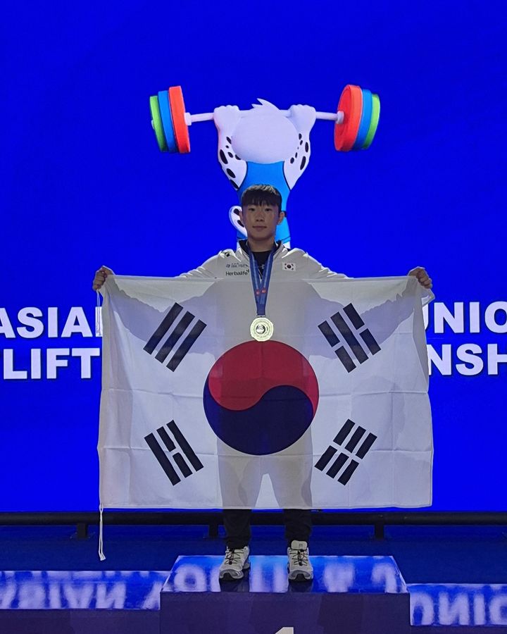 [서울=뉴시스] 2025 아시아유소년역도선수권대회 남자 71㎏급에서 은메달을 수확한 김하준. (사진=대한역도연맹 제공) *재판매 및 DB 금지