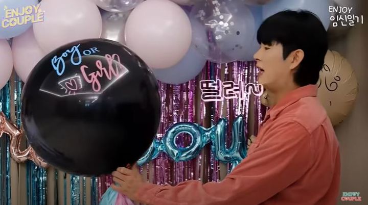 [서울=뉴시스] 코미디언 손민수·임라라 부부가 6일 유튜브 채널에 올린 영상으로 쌍둥이 성별을 밝혔다. (사진=유튜브 채널 '엔조이커플' 캡처) 2025.07.07. photo@newsis.com *재판매 및 DB 금지