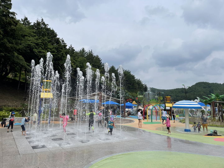 [진주=뉴시스]진주시 진양호공원, 어린이 물놀이터 개장.(사진=진주시 제공).2025.07.07.photo@newsis.com *재판매 및 DB 금지