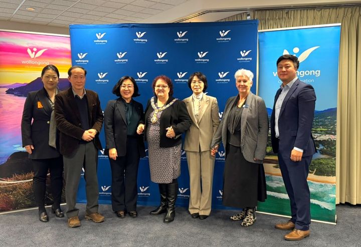 [광양=뉴시스] 광양시 대표단이 호주 울런공 시 방문해 시 관계자들과 사진촬영하고 있다. (사진=광양시 제공) 2025.07.07. photo@newsis.com *재판매 및 DB 금지