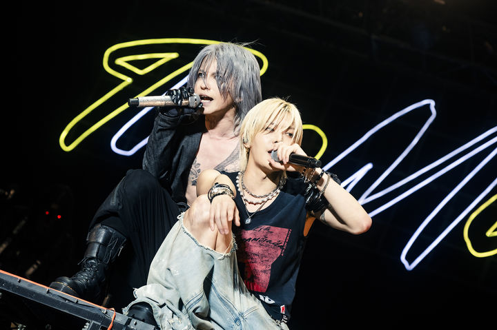 [서울=뉴시스] 그룹 '엔시티'(NCT) 유타가 지난 5일 도쿄 국립 요요기경기장 제1체육관에서 개최된 음악 페스티벌 '더 뮤직퀘스트 2025'(The MusiQuest 2025)에 출연해 일본 록 밴드 '라르크 앙 시엘'(L'Arc-en-Ciel)의 보컬 하이도와 '허니'(HONEY)를 함께 부르고 있다. (사진=Seitaro Tanaka 제공) 2025.07.07 photo@newsis.com *재판매 및 DB 금지