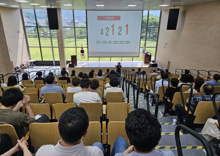 [산청=뉴시스] 산청교육지원청, 소통과 공감중심의 청렴 연수 (사진=산청교육지원청 제공) 2025. 07. 07. photo@newsis.com *재판매 및 DB 금지