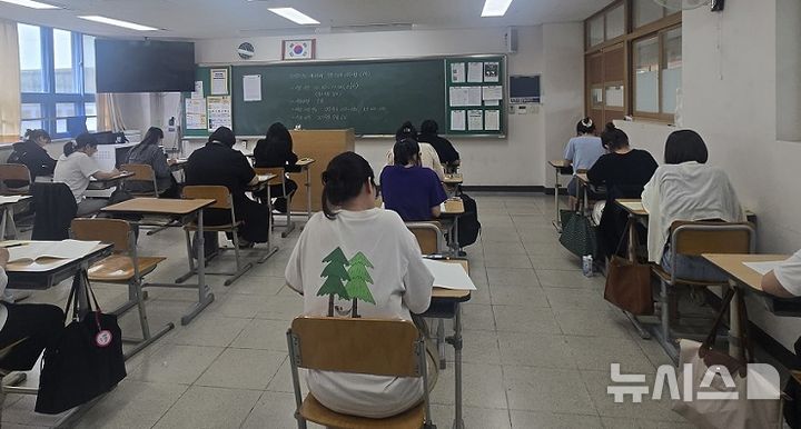 [서울=뉴시스]대한간호협회(간협)는 지난 5일 서울 중구 성동공업고등학교에서 2025년도 제22회 전문간호사 자격 1차 시험을 실시했다. (사진= 대한간호협회 제공) 2025.07.07. photo@newsis.com. 