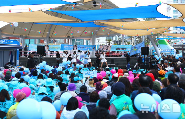 [강진=뉴시스]강진 마량놀토수산시장 