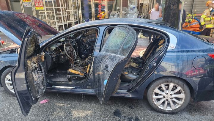 [광주=뉴시스] 7일 오전 11시4분께 광주 서구 양동시장 옆 공구의 거리 편도 2차선 도로를 주행하던 승용차에서 불이나 신고를 받고 출동한 소방 당국에 의해 8분 만에 꺼졌다. 이 불로 차량 한대가 전소됐다. 인명피해는 없었다. (사진 = 광주 서부소방서 제공) 2025.07.07. photo@newsis.com *재판매 및 DB 금지