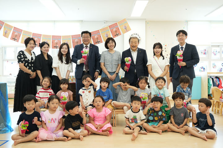 [부산=뉴시스] 주형환 저출산고령사회위원회 부위원장은 7일 부산상공회의소 명지 직장어린이집을 방문해 저출산 대응 해법을 고민했다. (사진=부산상공회의소 제공) 2025.07.07. photo@newsis.com *재판매 및 DB 금지