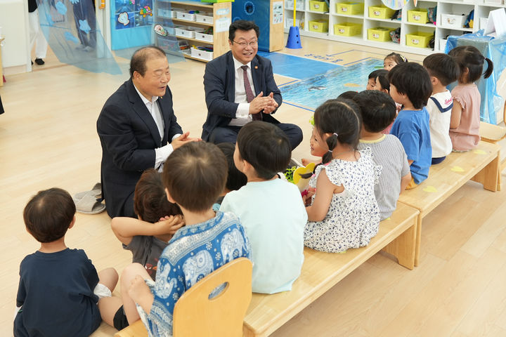 [부산=뉴시스] 주형환 저출산고령사회위원회 부위원장(오른쪽)은 7일 부산상공회의소 명지 직장어린이집을 방문해 저출산 대응 해법을 고민했다. 양재생 부산상의 회장과 주 부위원장이 아이들을 향해 박수를 치고 있다. (사진=부산상공회의소 제공) 2025.07.07. photo@newsis.com *재판매 및 DB 금지