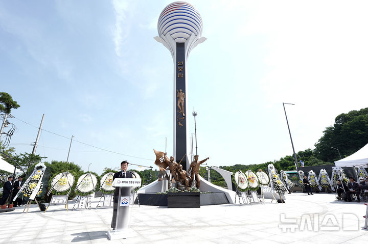 [성남=뉴시스] 신상진 성남시장이 제70회 현충일을 맞이해 성남시청 내 부지로 새롭게 이전된 현충탑 앞에서 추념사를 낭독하고 있다 (사진=성남시 제공) 2025.07.07.photo@newsis.com