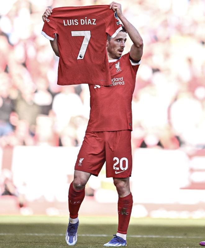 [서울=뉴시스] 조타가 디아스를 지지하기 위해 디아스의 유니폼을 들어올리는 세리머니를 선보이고 있다.(사진=엑스 옛 트위터 갈무리) *재판매 및 DB 금지