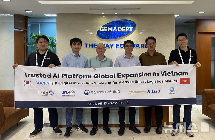 [세종=뉴시스]한국남부발전은 부산중기청 등 부산지역 4개 기관이 함께 'K-디지털 혁신 시장개척단'이 베트남서 560만 달러 규모의 수출 계약에 성공했다.(사진=남부발전 제공)