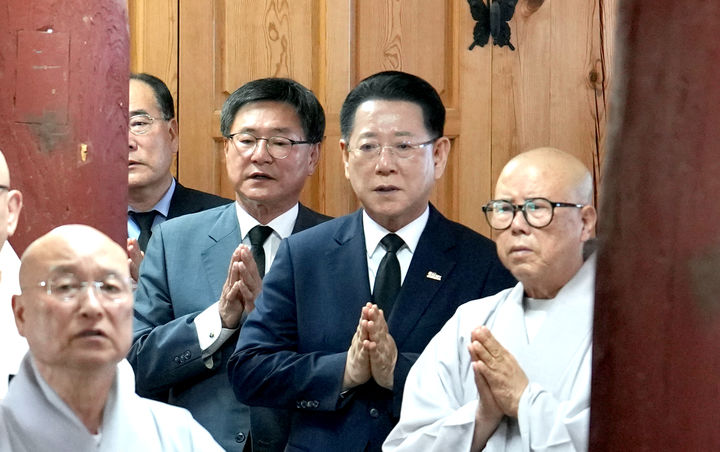[영광=뉴시스] 7일 전남 영광 불갑사에서 열린 취암당 만당 종사 영결식에 참석한 김영록 전남도지사가 애도를 표하고 있다. (사진 제공 = 전남도). 2025.070.07. photo@newsis.com *재판매 및 DB 금지
