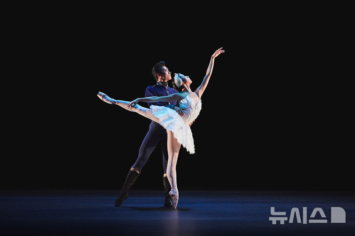 [서울=뉴시스]로열 발레의 '백조의 호수' 중 2막 '백조 파드되'에서 스미나 사사키와 료이치 히라노가 열연하고 있다. (사진=LG아트센터 제공)