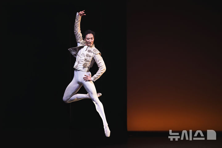 [서울=뉴시스]로열 발레의 '돈키호테'의 3막 파드되에서 전준혁이 열연하고 있다. (사진=LG아트센터 제공)