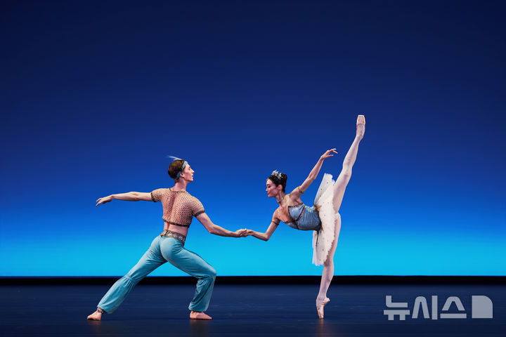 [서울=뉴시스]로열 발레의 '해적' 파드되에서 바딤 문타기로프와 후미 가네코가 열연하고 있다. (사진=LG아트센터 제공)
