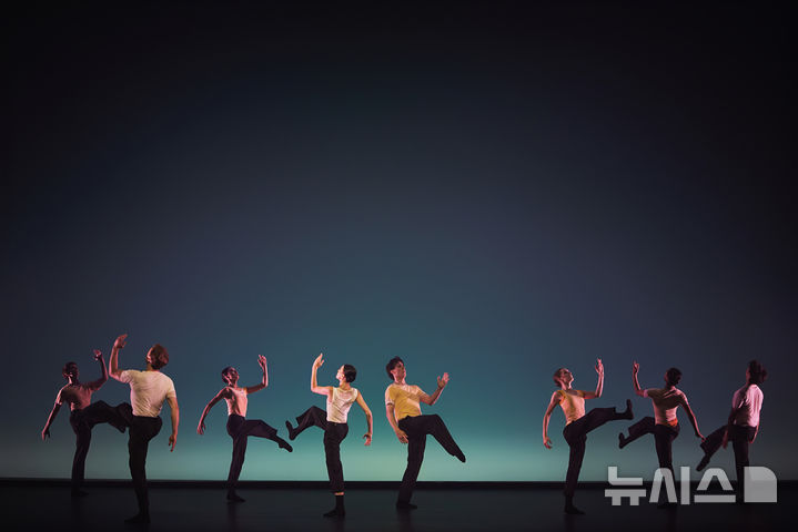 [서울=뉴시스]로열 발레가 세계 초연한 '스펠스'에서 무용수들이 춤을 추고 있다. (사진=LG아트센터 제공) 