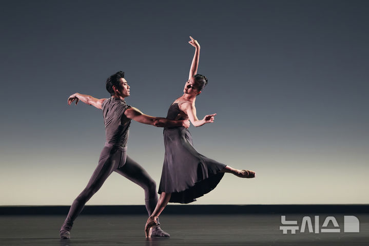 [서울=뉴시스]로열 발레의 '아스포델 초원' 파드되에서 최유희와 료이치 히라노가 열연하고 있다. (사진=LG아트센터 제공)