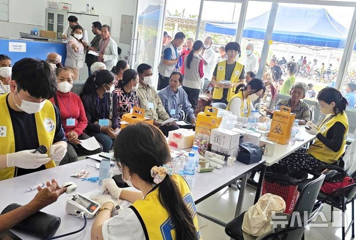 [서울=뉴시스]가톨릭대학교 가톨릭중앙의료원이 진행하는 사회공헌활동의 일환인 캄보디아 코미소 클리닉에서의 의료봉사 사진. (사진= 가톨릭중앙의료원 제공) 2025.07.07. photo@newsis.com. 