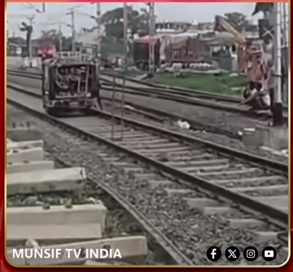 [서울=뉴시스] 인도 비하르주에서 한 음주 운전자가 차량을 철도 선로 위로 몰고 들어가 열차 충돌 직전까지 가는 아찔한 상황이 벌어졌다. (사진=MUNSIF TV INDIA) *재판매 및 DB 금지 *재판매 및 DB 금지