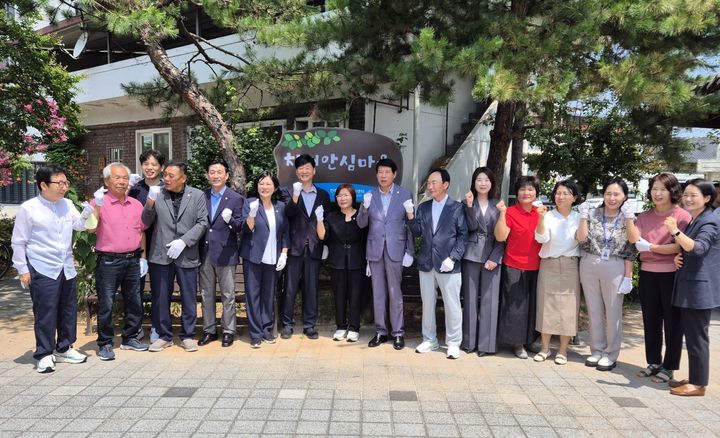 전북 전주시는 덕진구 팔복동이 치매환자와 가족이 안전하게 일상생활을 영위하며 이웃과 함께 어울려 살아갈 수 있는 전주지역 6번째 치매안심마을로 운영된다고 7일 밝혔다. *재판매 및 DB 금지