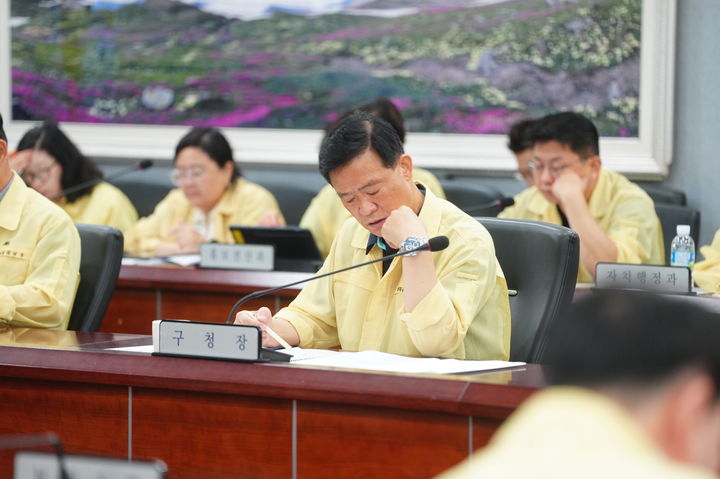 [서울=뉴시스] 돌봄사각지대 아동안전 긴급 대책 점검회의에 참석한 이승로 성북구청장. 2025.07.07 (사진 제공=성북구청) photo@newsis.com *재판매 및 DB 금지