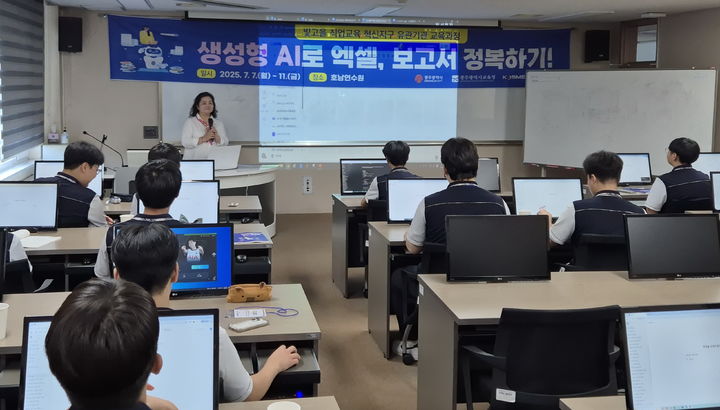 [광주=뉴시스] 7일 중소벤처기업진흥공단 호남연수원에서 광주 숭의과학기술고 학생들이 인공지능(AI) 활용하기를 배우고 있다. (사진=시교육청 제공) photo@newsis.com *재판매 및 DB 금지