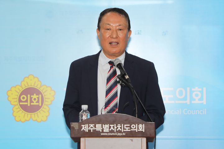 [제주=뉴시스] 양영철 전 제주국제자유도시개발센터(JDC) 이사장이 7일 오전 제주도의회 도민카페에서 기자회견을 열고 발언하고 있다. 2025.07.07. 0jeoni@newsis.com *재판매 및 DB 금지