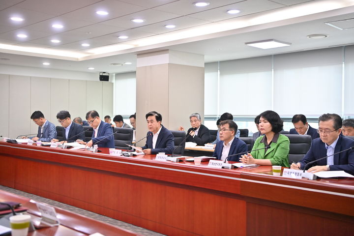 [홍성=뉴시스] 김태흠 충남지사, 실국원장회의 주재 모습.  *재판매 및 DB 금지