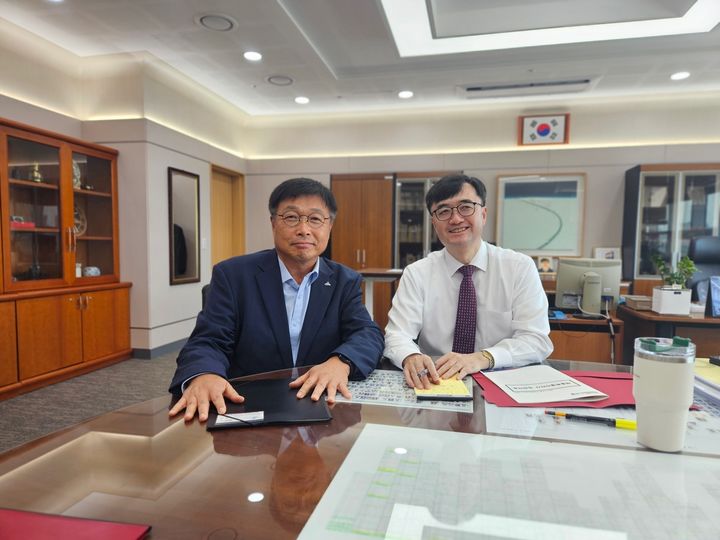 [세종=뉴시스] (왼쪽)이승원 세종시경제부시장과 임기근 기재부 차관.(사진=세종시 제공) 2025.07.07.photo@newsis.com. *재판매 및 DB 금지