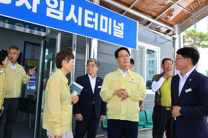 [고창=뉴시스] 고창군 '터미널도시재생 혁신지구사업'에 의해 장소를 옮겨 첫 운영을 시작한 고창군 임시버스터미널에서 심덕섭 군수 현장점검을 하고 있다. *재판매 및 DB 금지