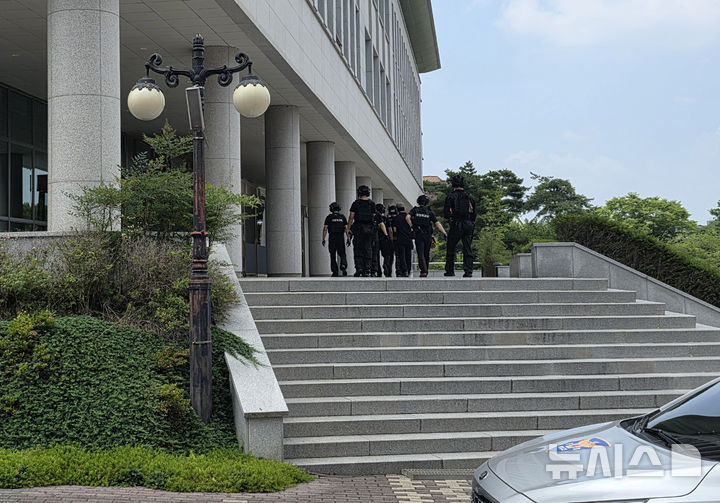 [광주=뉴시스] 박기웅 기자 = 7일 광주 광산구 광주여자대학교 평생교육원 내 폭발물 설치 의심 신고가 접수돼 경찰특공대 폭발물 처리반이 수색 작업을 벌이고 있다. (사진 = 독자 제공) 2025.07.07. photo@newsis.com