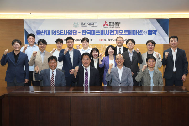 [울산=뉴시스] 구미현 기자 = 울산대 RISE사업단이 7일 교내 교무회의실에서 한국미쓰비시전기오토메이션㈜과 스마트팩토리 인재양성을 위한 협약을 맺었다. 앞줄 왼쪽에서 두 번째 야마구치 츠카사 한국미쓰비시전기오토메이션㈜ 사장, 왼쪽에서 세 번째 조지운 울산대 RISE 사업단장 (사진=울산대 제공) photo@newsis.com *재판매 및 DB 금지