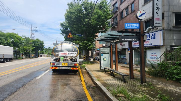 [안산=뉴시스] 4일 안산시에 폭염경보가 발효되면서 안산시가 물탱크차를 활용해 도로에 물을 뿌리고 있다. (사진=안산시 제공) 2025.07.07. photo@newsis.com *재판매 및 DB 금지