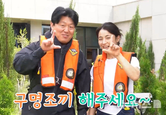 [제주=뉴시스] 제주해양경찰청 홍보대사로 위촉된 배우 김민재·최유라 부부가 구명조끼 착용 캠페인에 동참하고 있다. (사진=제주해양경찰청 제공) 2025.07.07. photo@newsis.com