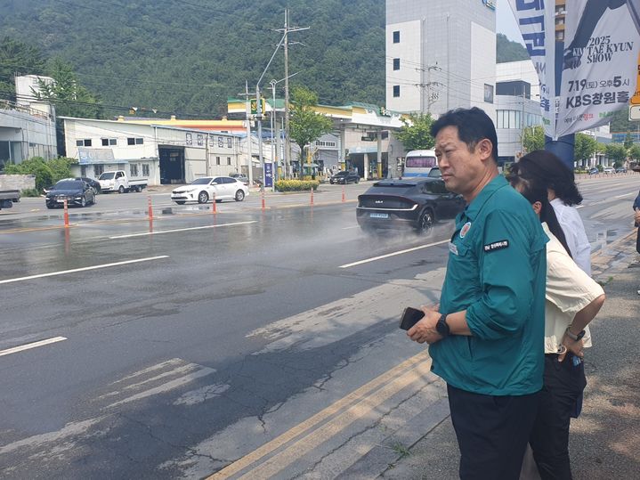 [창원=뉴시스] 강경국 기자 = 제종남 경남 창원시 마산회원구청장이 7일 오후 3.15대로, 봉양로 등 주요 도로에서 도심 속 열섬 현상 완화 현장을 점검하고 있다. (사진=창원시청 제공). 2025.07.07. photo@newsis.com *재판매 및 DB 금지