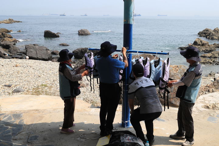 [부산=뉴시스] 부산해양경찰서는 정식 개장한 해수욕장이 아닌 비지정 해변에서 물놀이 인명 사고를 예방하기 위해 구명조끼 자율대여서비스를 시행한다고 7일 밝혔다. (사진=부산해경 제공) 2025.07.07. photo@newsis.com *재판매 및 DB 금지