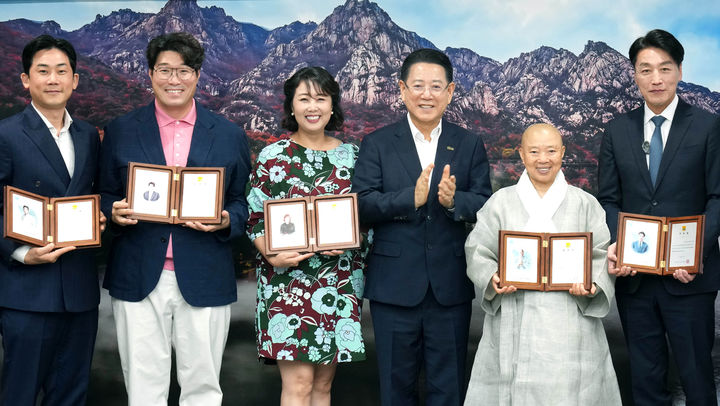 [무안=뉴시스] 김영록 전남도지사가 7일 도청 접견실에서 열린 2025 남도국제미식산업박람회 홍보대사 위촉식에서 정관스님, 오세득 셰프, 홍신애 셰프, 임희원 셰프, 유튜버 마츠다에게 홍보대사 위촉장을 수여한 뒤 기념촬영을 하고 있다. (사진 제공 = 전남도). 2025.07.07. photo@newsis.com *재판매 및 DB 금지