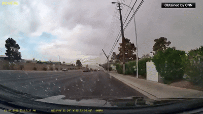 [뉴시스] 미국 라스베이거스에서 모래 폭풍이 몰아치는 가운데, 전봇대와 케이블이 차량 위로 떨어지는 순간이 블랙박스에 포착됐다. (사진=CNN) *재판매 및 DB 금지