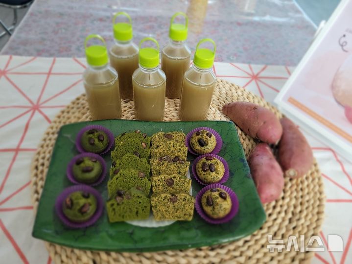 [포항=뉴시스] 송종욱 기자 = 경북 포항시가 '지역 시그니처 디저트 식품 공모전'에서 '장기 산딸기 카라멜'과 '이바비 그린술빵'을 시그니처 디저트로 최종 선정했다. 사진은 '이바비 그린술빵'. (사진=포항시 제공) 2025.07.07. photo@newsis.com 