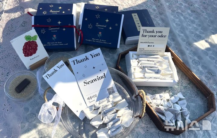 [포항=뉴시스] 송종욱 기자 = 경북 포항시가 '지역 시그니처 디저트 식품 공모전'에서 '장기 산딸기 카라멜'과 '이바비 그린술빵'을 시그니처 디저트로 최종 선정했다. 사진은 '장기 산딸기 카라멜'. (사진=포항시 제공) 2025.07.07. photo@newsis.com