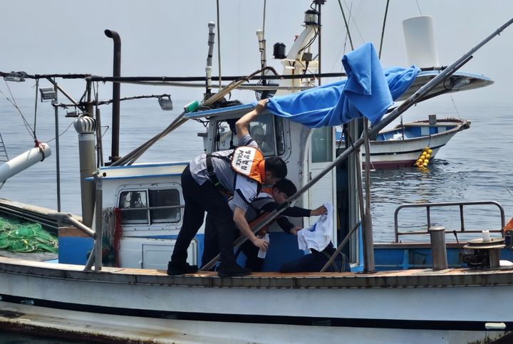 [울산=뉴시스] 박수지 기자 = 7일 오전 울산 주전 동방 약 3㎞ 떨어진 해상에서 조업 중이던 70대 선장 A씨가 쓰러져 해경이 응급조치를 하고 있다. (사진=울산해경 제공) 2025.07.07. photo@newsis.com *재판매 및 DB 금지