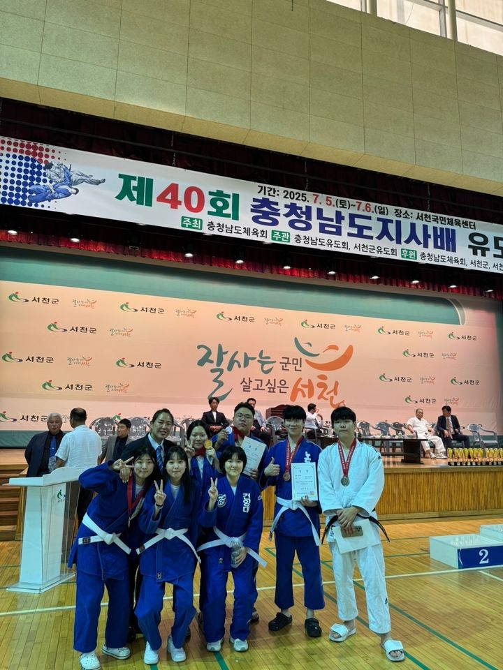 [논산=뉴시스] '제40회 충남도지사배 유도대회'에서 각종메달을 딴 국방경찰행정학부생들 기념촬영. (사진=건양대 제공) *재판매 및 DB 금지