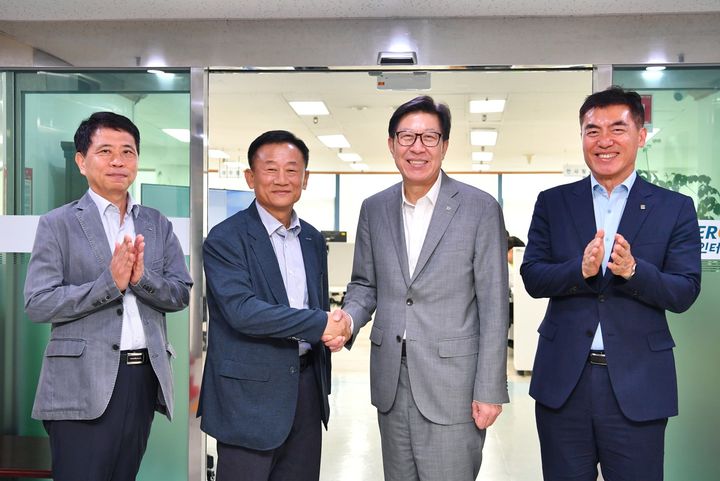 [부산=뉴시스] 박형준 부산시장(오른쪽에서 두 번째)이 7일 인터지스를 방문해 부산 본사 이전 및 일부 인원 축소 관련 문제를 협의했다. (사진=부산시 제공) 2025.07.07. photo@newsis.com *재판매 및 DB 금지