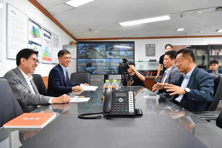 [부산=뉴시스] 박형준 부산시장(왼쪽)이 7일 인터지스를 방문해 부산 본사 이전 및 일부 인원 축소 관련 문제를 협의했다. (사진=부산시 제공) 2025.07.07. photo@newsis.com *재판매 및 DB 금지