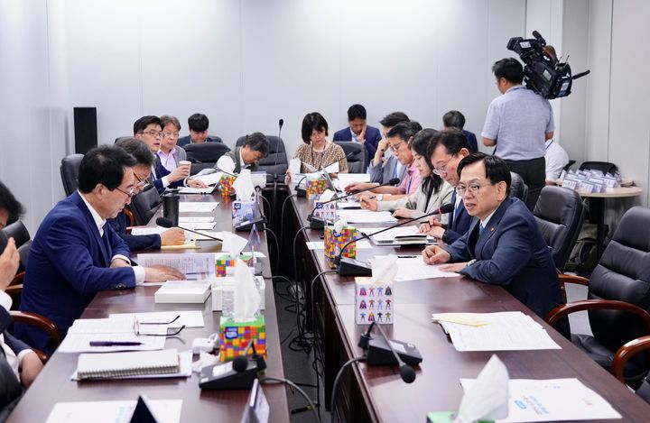 국정기획위에 14개 지역과제 건의하는 고광완 광주시 행정부시장. (사진=광주시 제공) *재판매 및 DB 금지